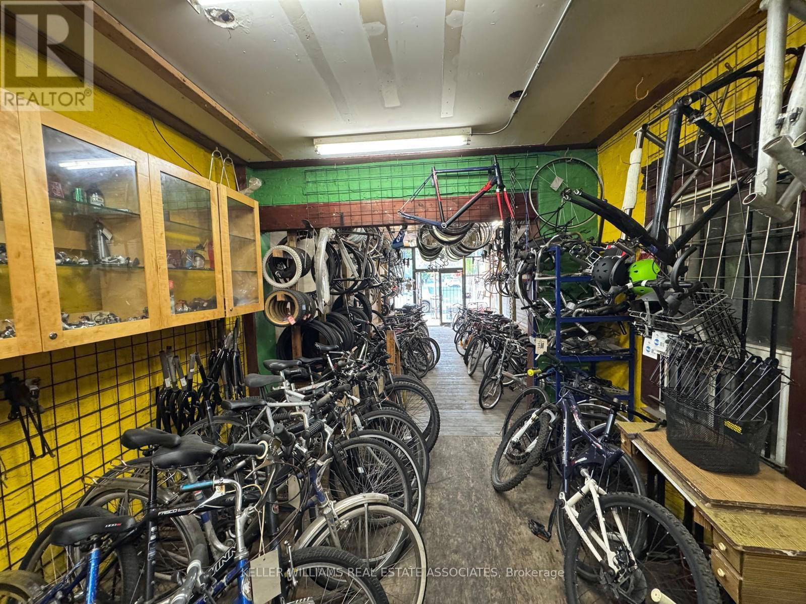 863 BLOOR STREET WEST Image 15