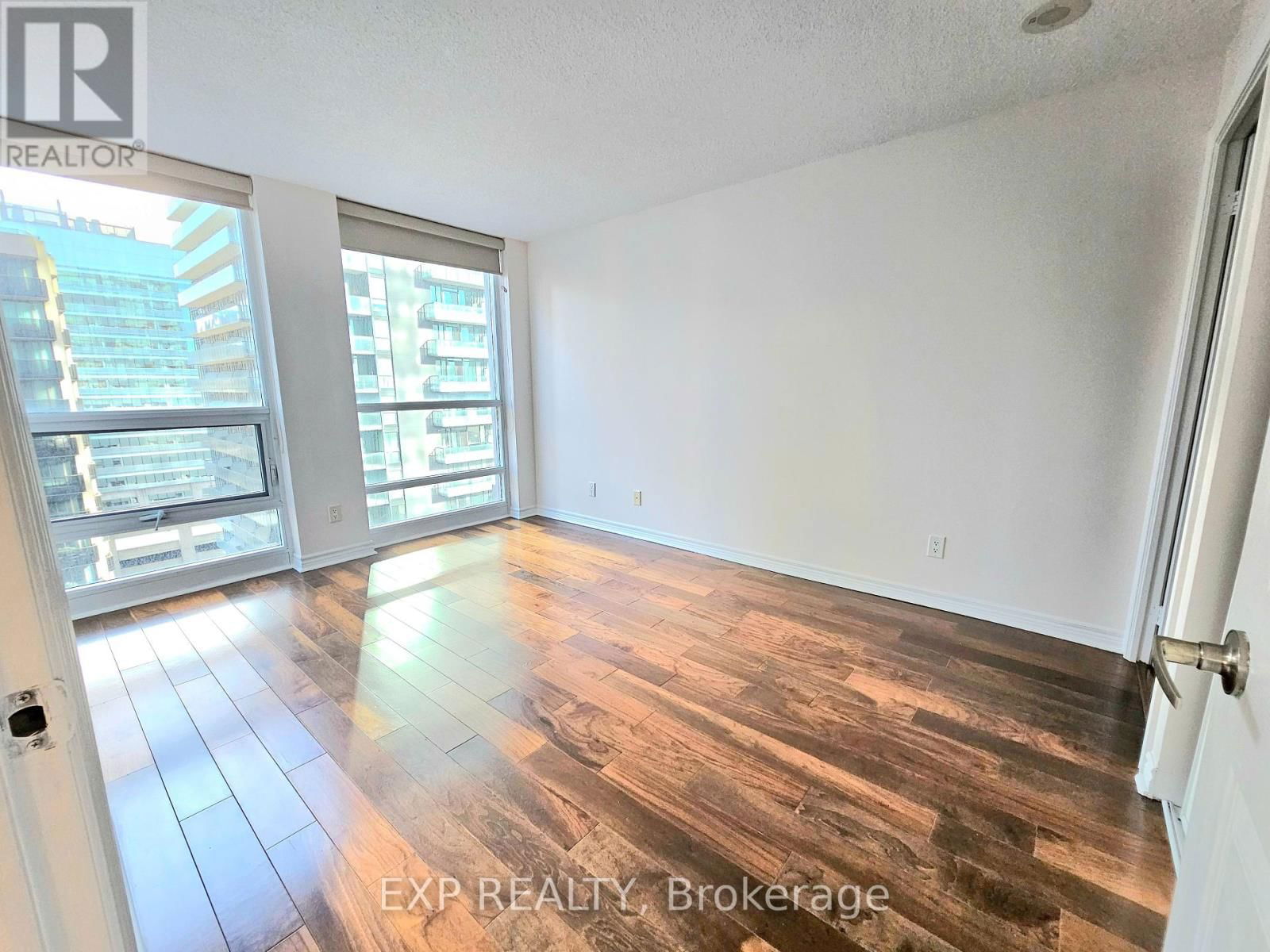 1609 - 763 BAY STREET Image 17
