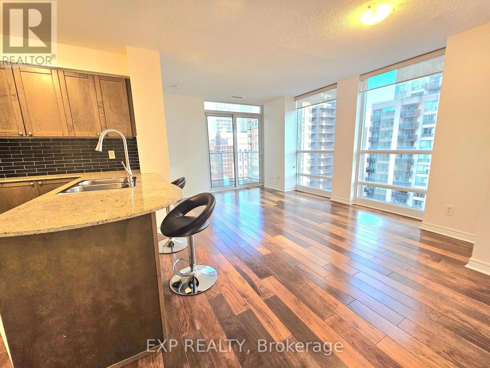 1609 - 763 BAY STREET Image 18