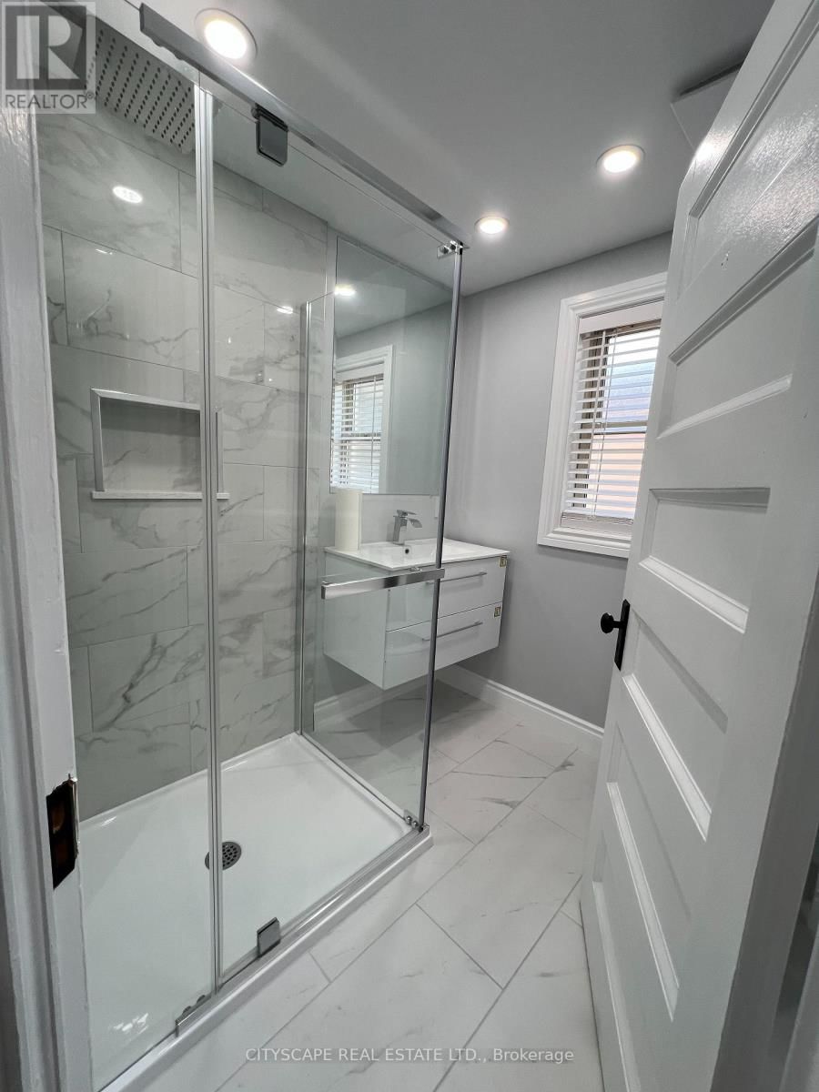 476 LANSDOWNE AVENUE Image 17