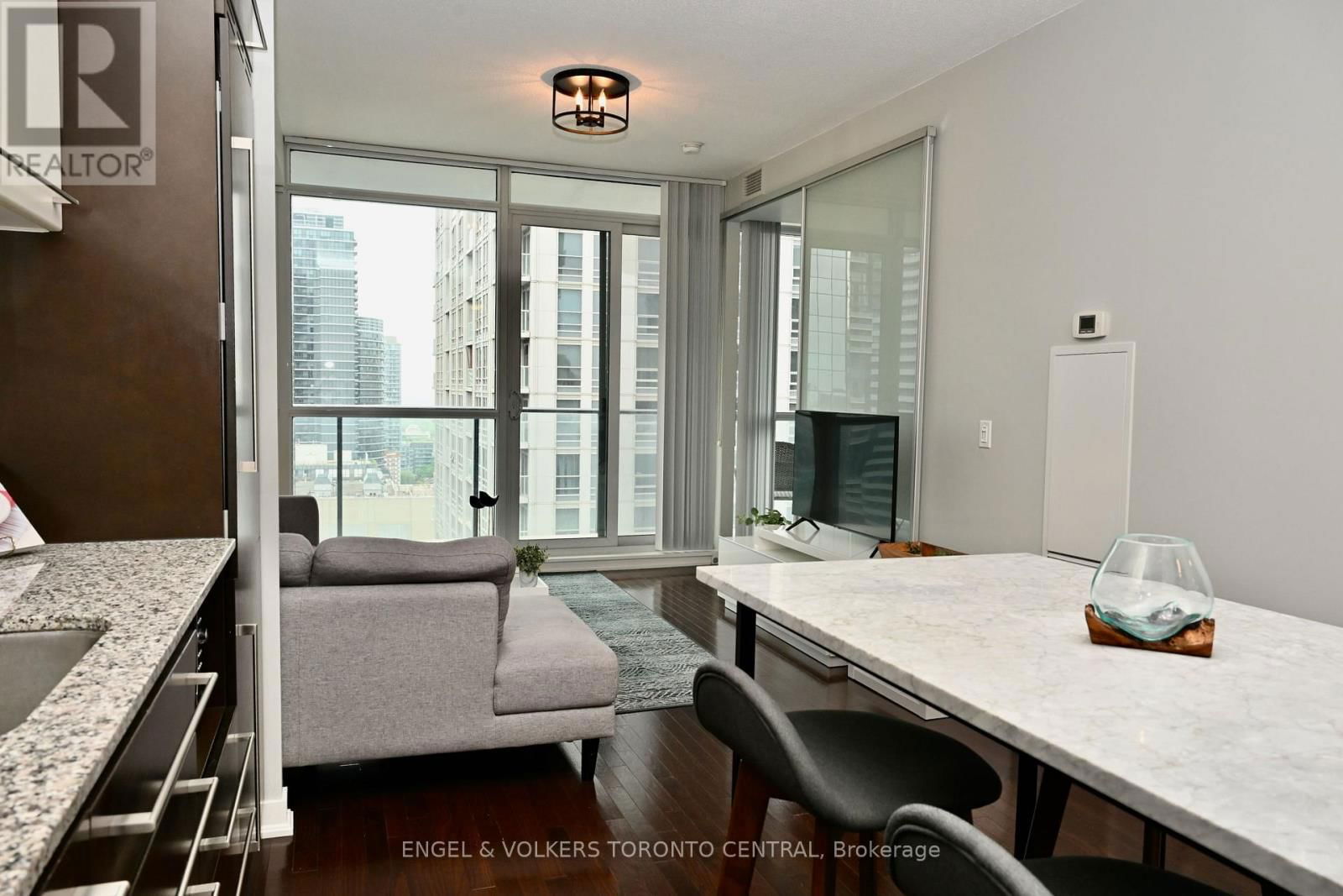 2504 - 770 BAY STREET Image 14
