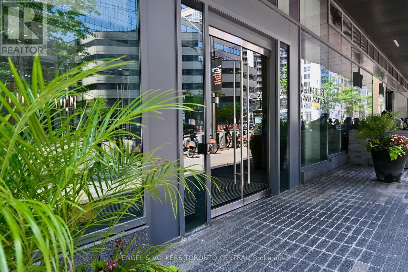 2504 - 770 BAY STREET Image 3