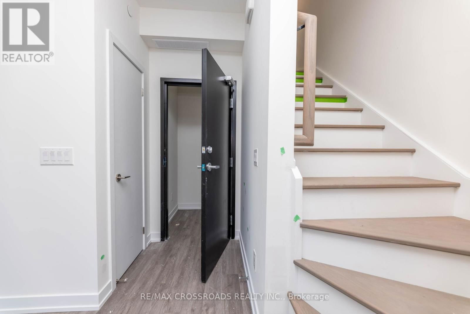 TH11 - 871 SHEPPARD AVENUE WEST Image 6
