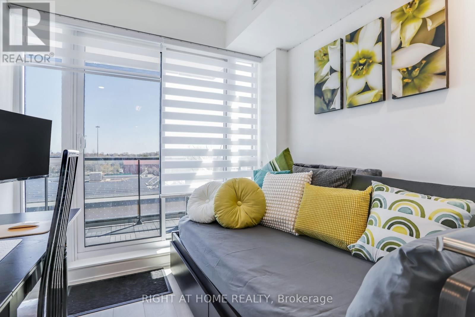 402 - 31 TIPPETT ROAD Image 13