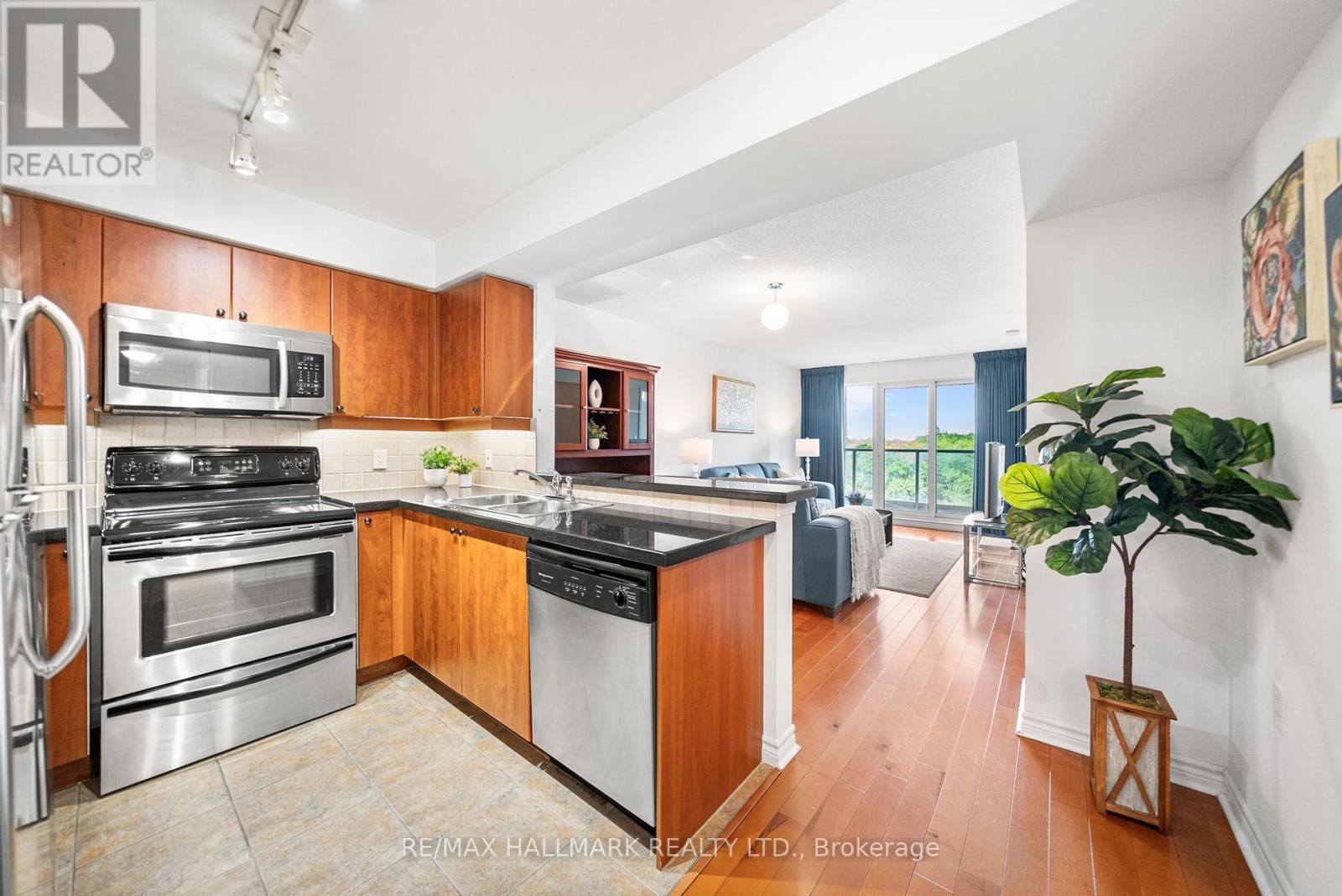 607 - 3830 BATHURST STREET Image 4