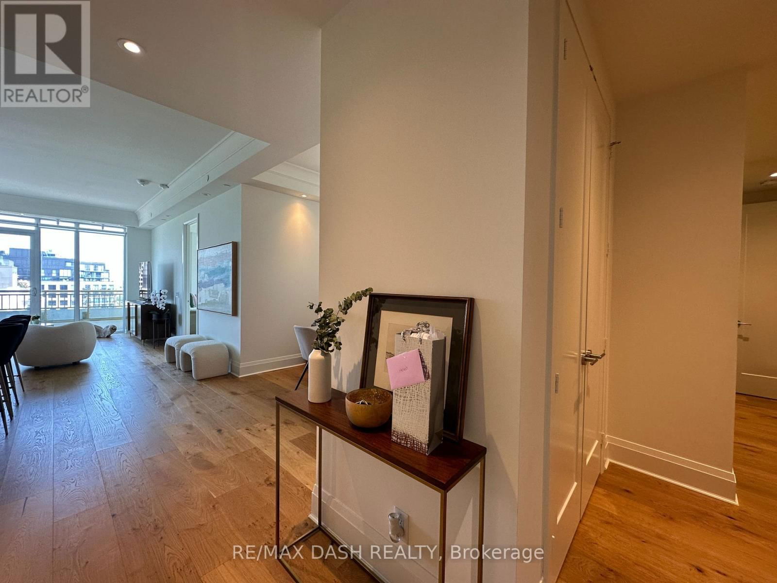 1002 - 151 AVENUE ROAD Image 10