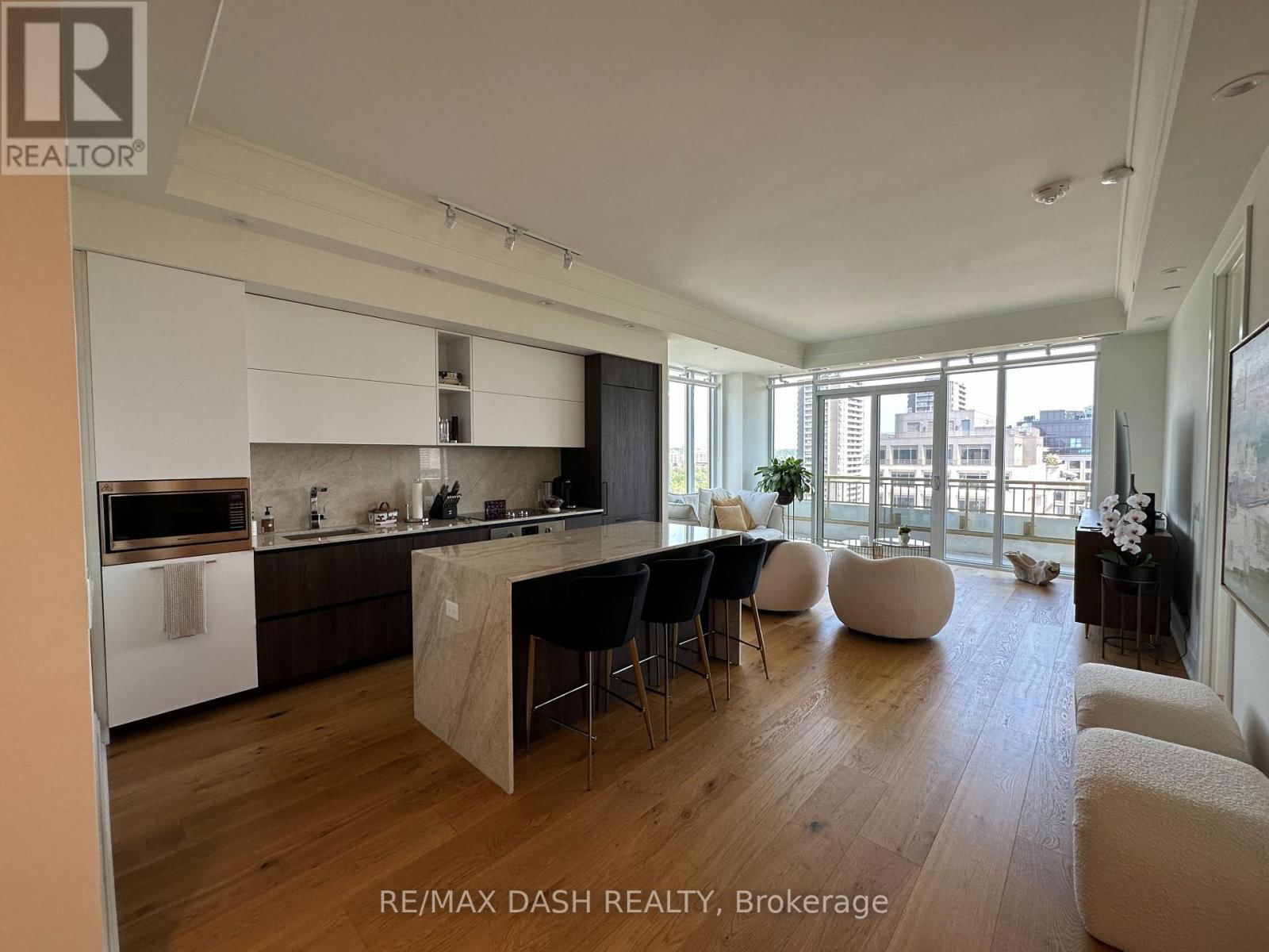 1002 - 151 AVENUE ROAD Image 12