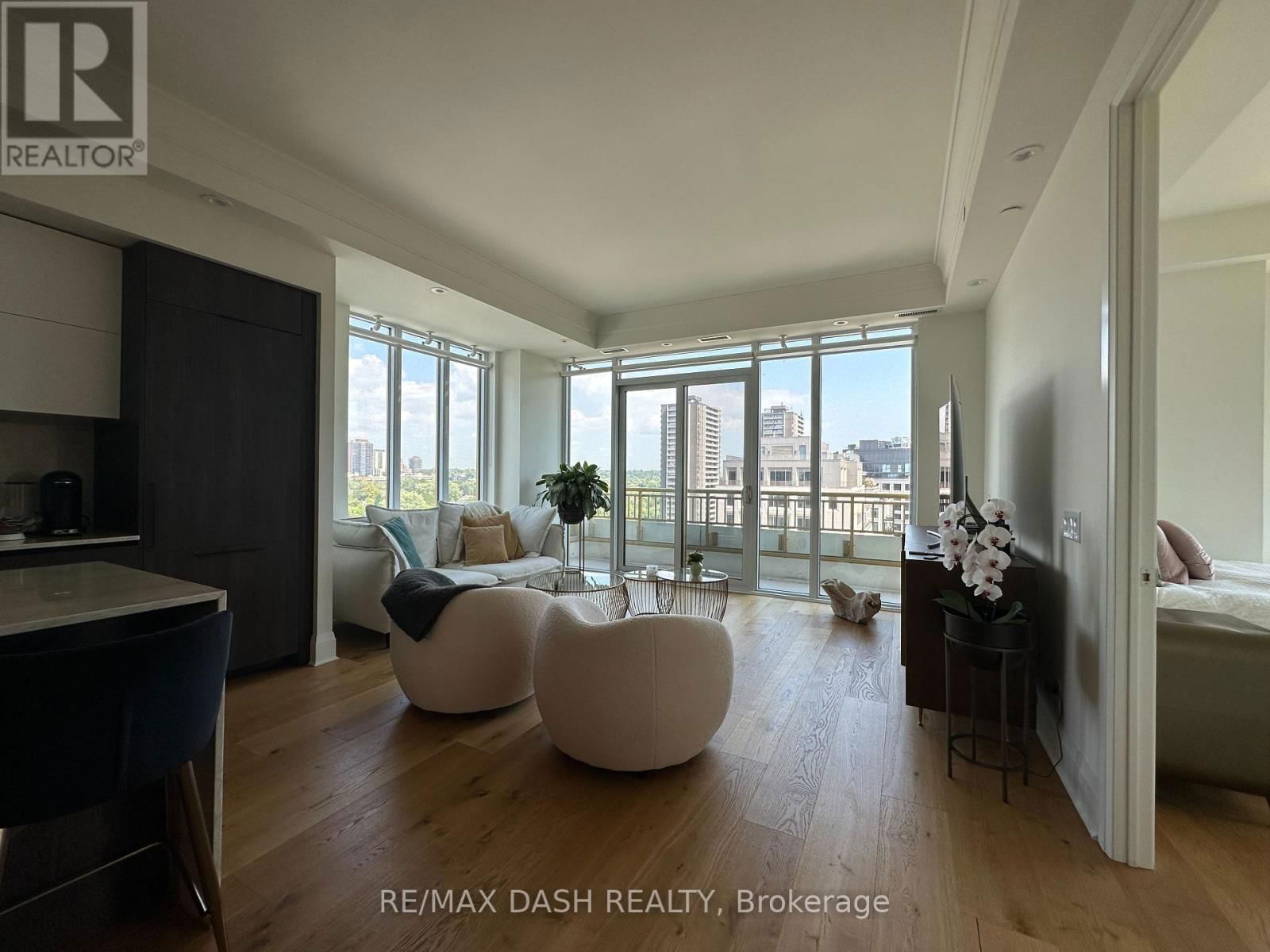 1002 - 151 AVENUE ROAD Image 17