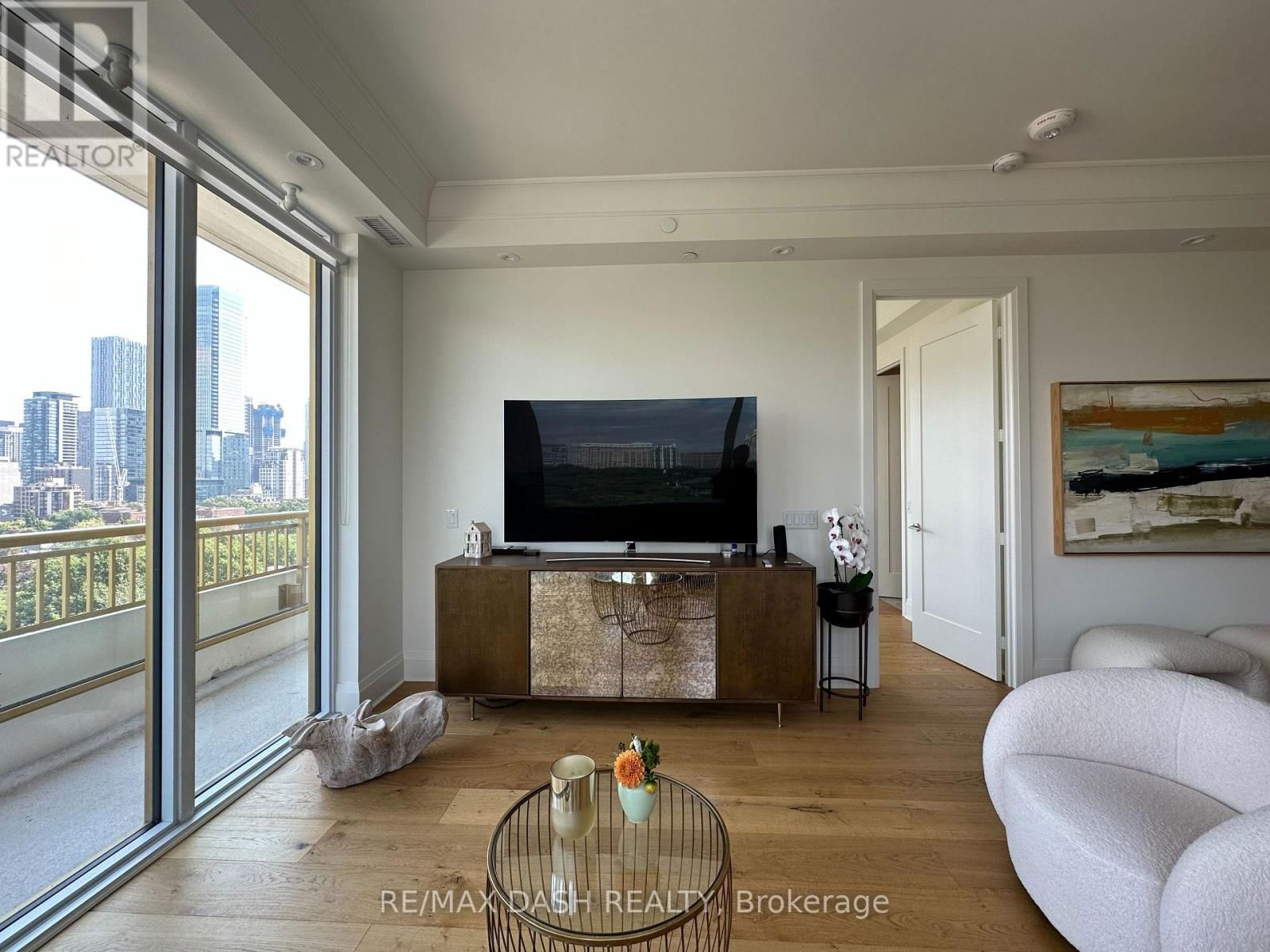 1002 - 151 AVENUE ROAD Image 22