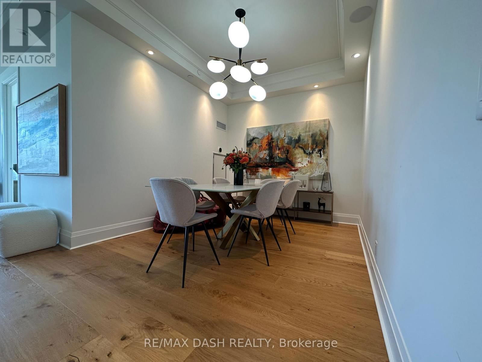 1002 - 151 AVENUE ROAD Image 25