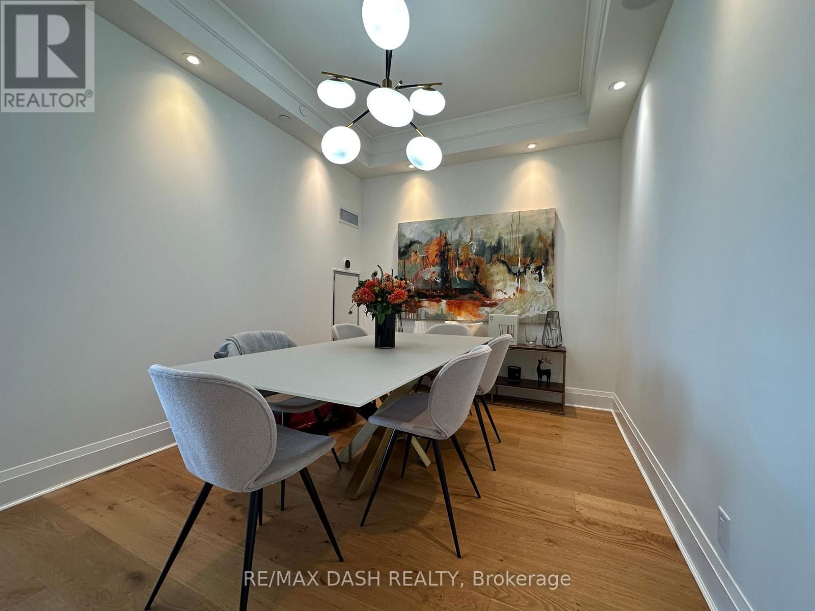 1002 - 151 AVENUE ROAD Image 26
