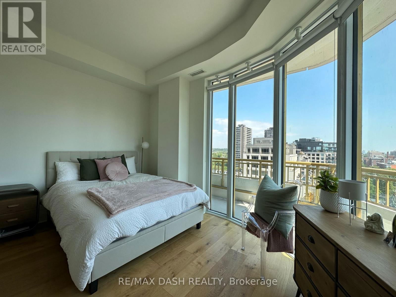 1002 - 151 AVENUE ROAD Image 32
