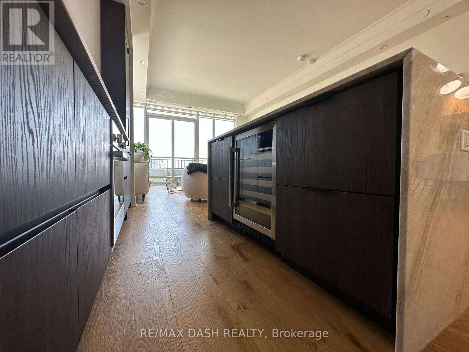 1002 - 151 AVENUE ROAD Image 37