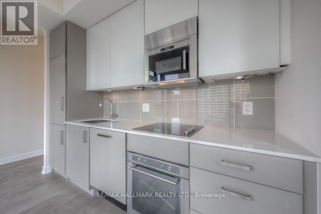 702 - 17 DUNDONALD STREET Image 5