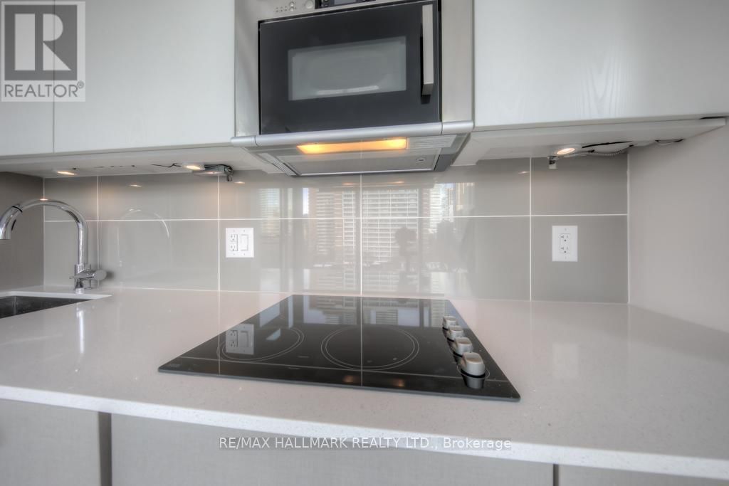 702 - 17 DUNDONALD STREET Image 6