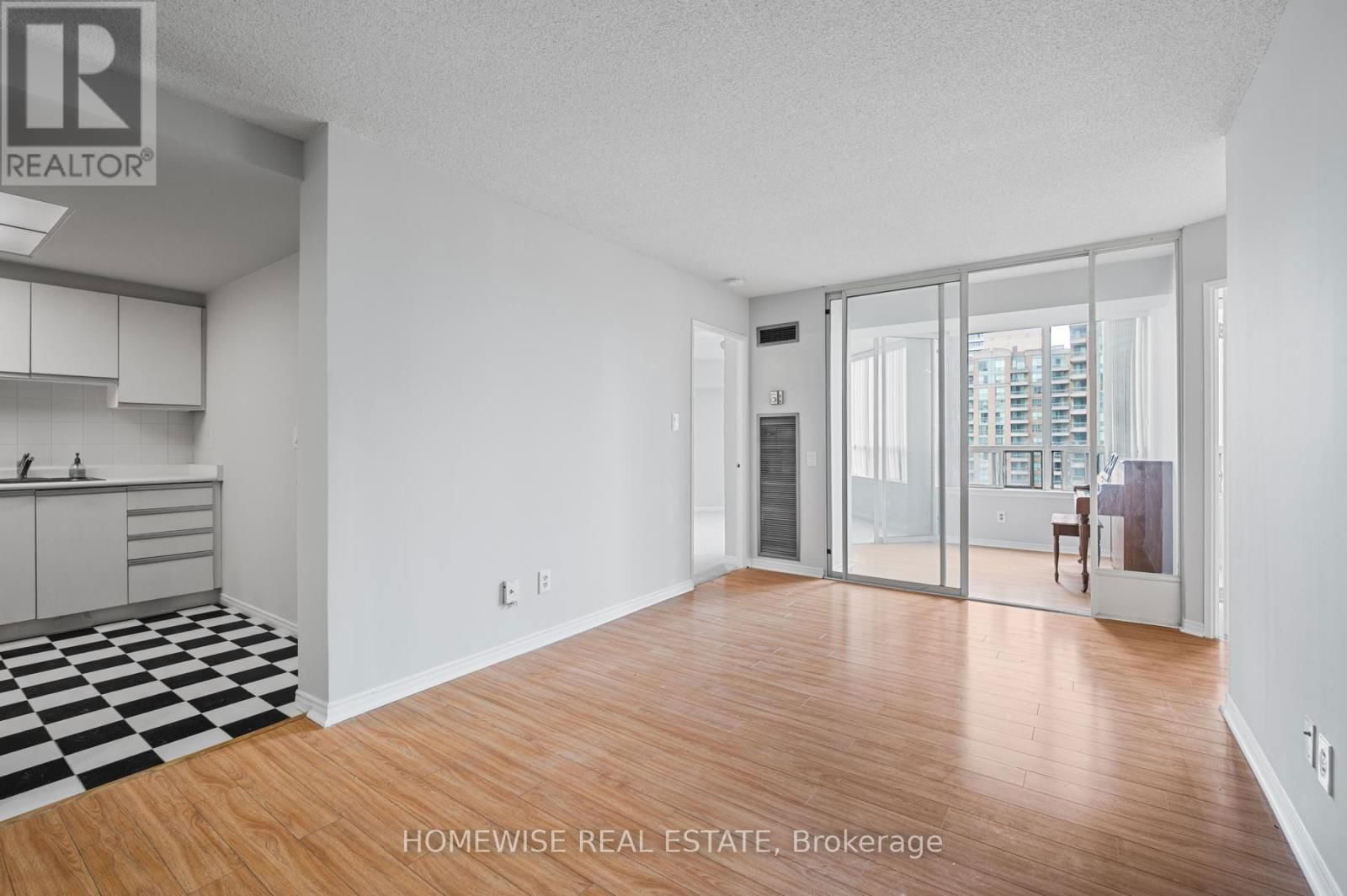 1818 - 7 BISHOP AVENUE Image 4