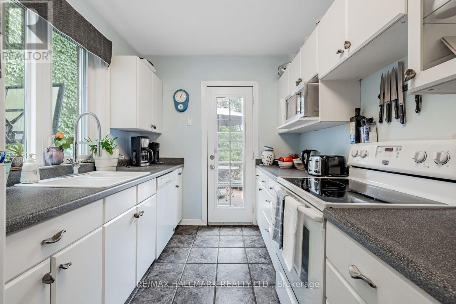248 CASTLEFIELD AVENUE Image 10