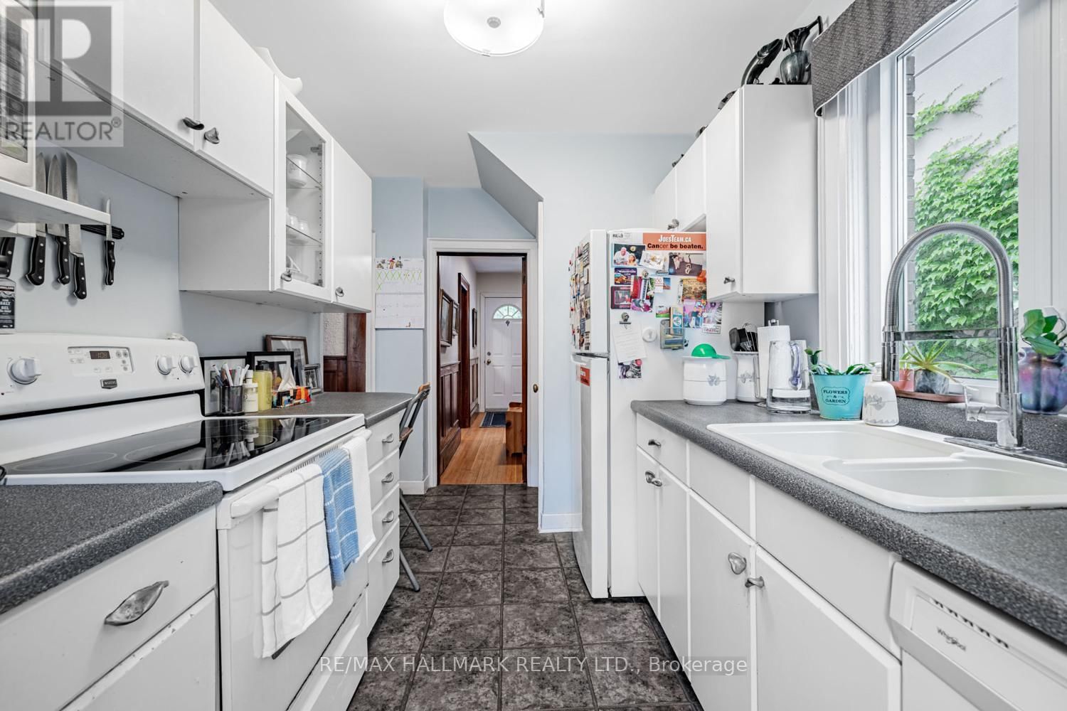 248 CASTLEFIELD AVENUE Image 12
