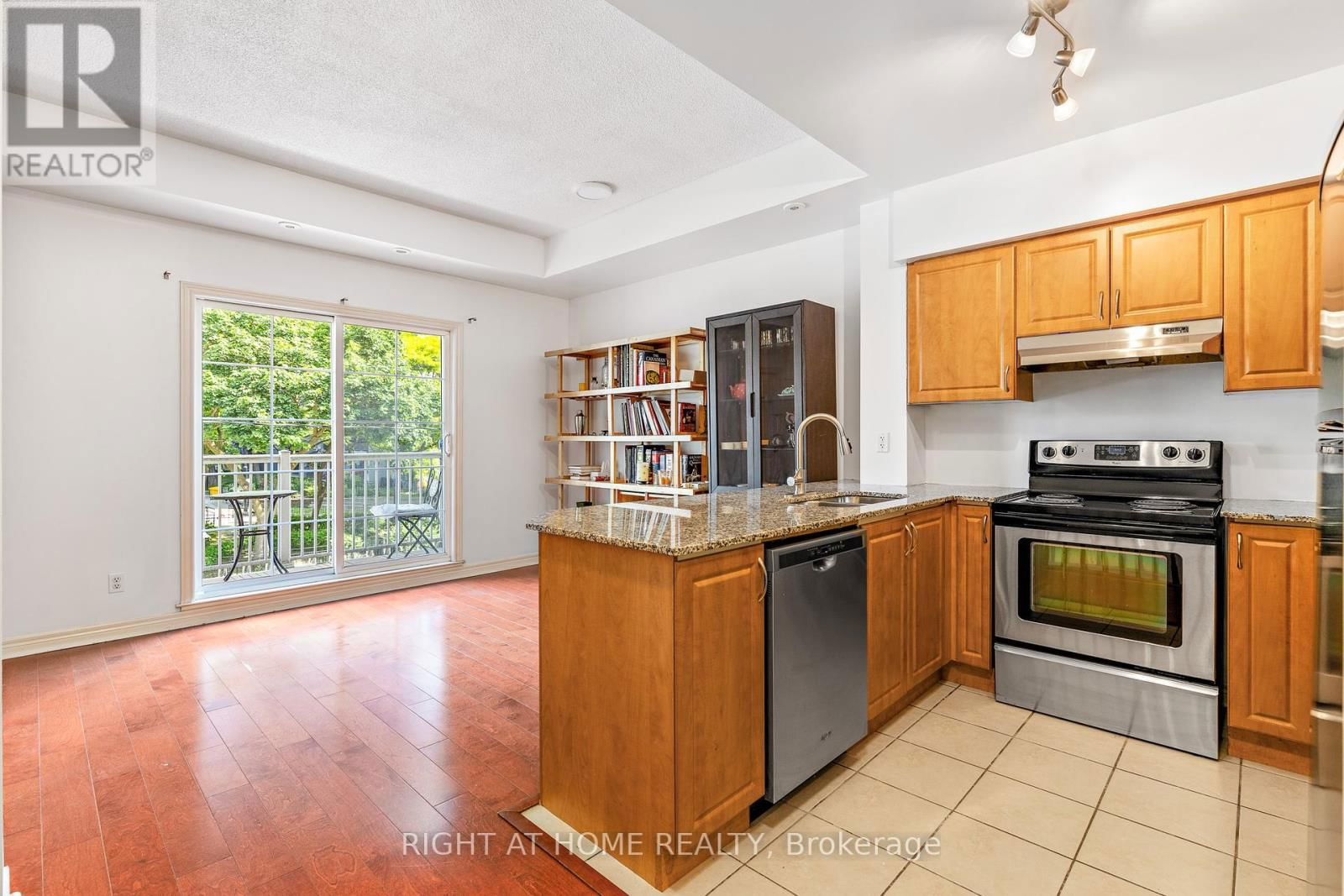 205 - 205 WELLESLEY STREET EAST Image 14