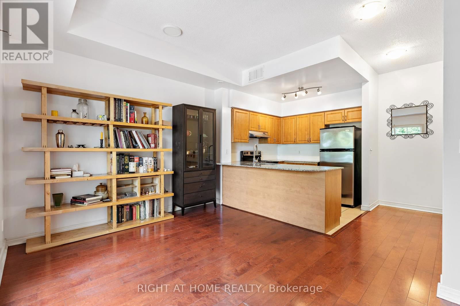 205 - 205 WELLESLEY STREET EAST Image 4