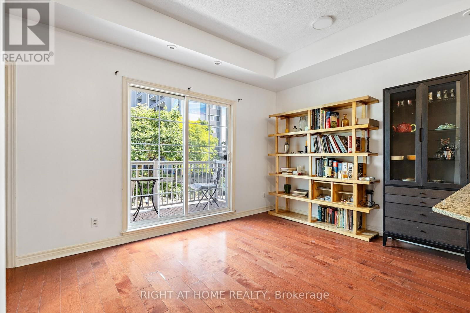205 - 205 WELLESLEY STREET EAST Image 8