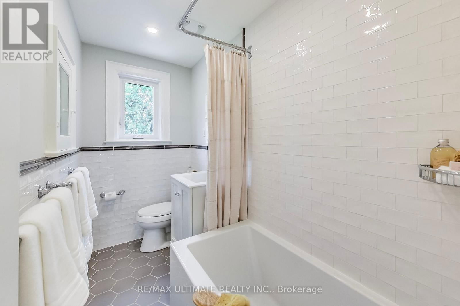 523 SOUDAN AVENUE Image 12