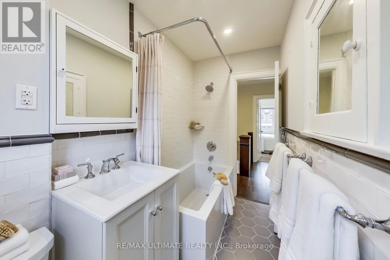 523 SOUDAN AVENUE Image 13