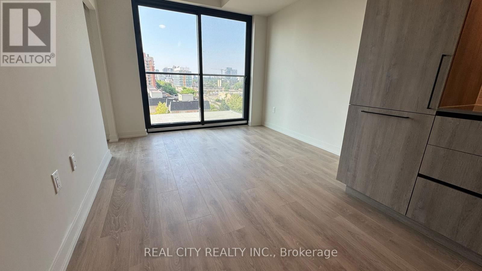 711 - 181 STERLING ROAD Image 3
