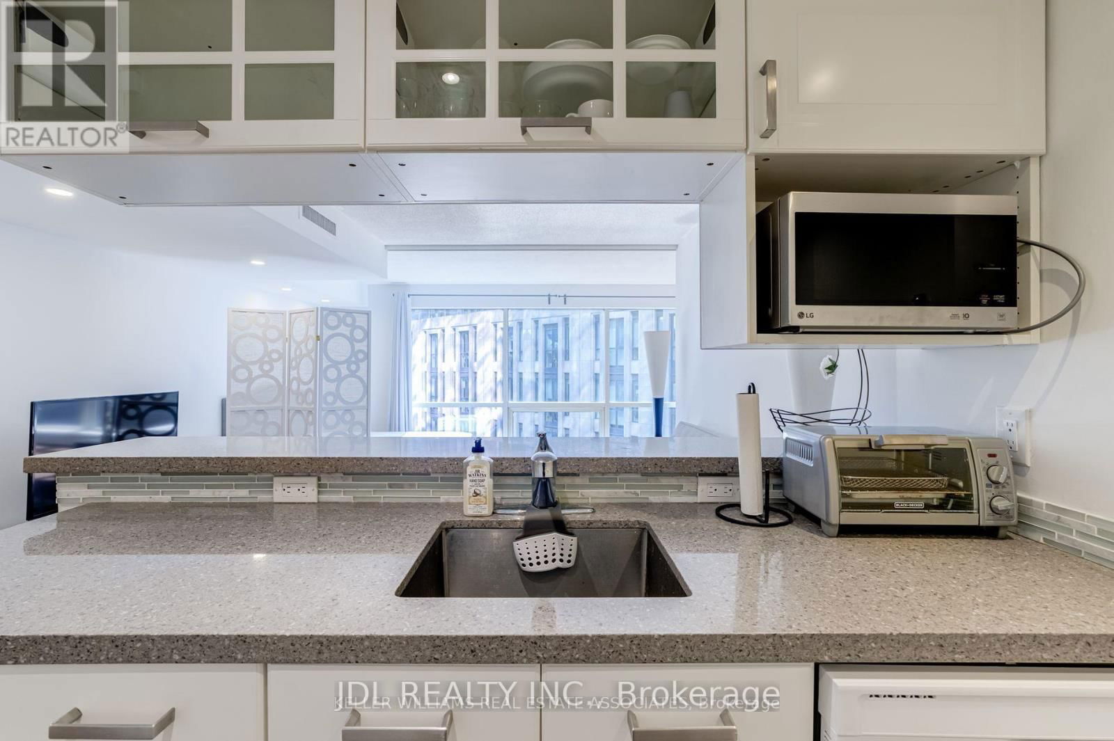 513 - 1001 BAY STREET Image 6
