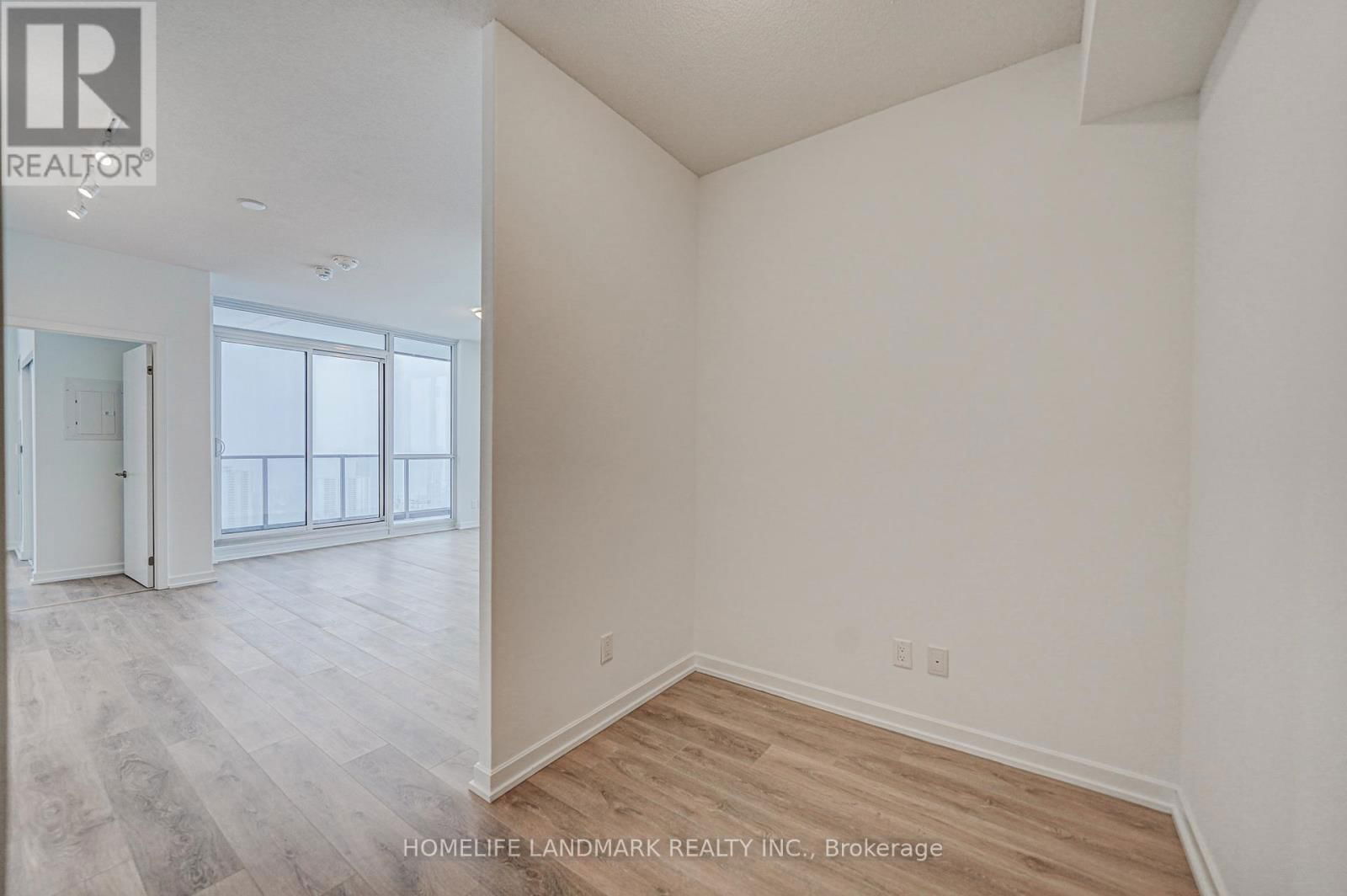 2710 - 32 FOREST MANOR ROAD Image 9