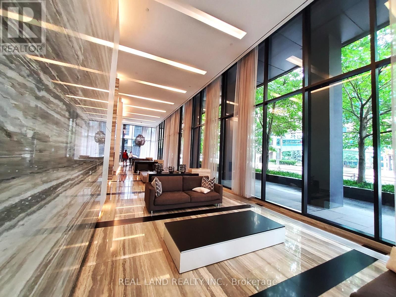 4005 - 110 CHARLES STREET EAST Image 3