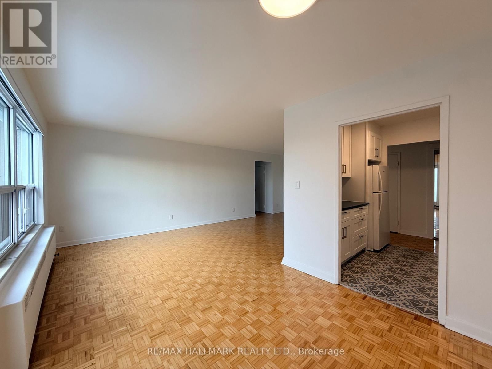 405 - 28 UPPER CANADA DRIVE Image 3