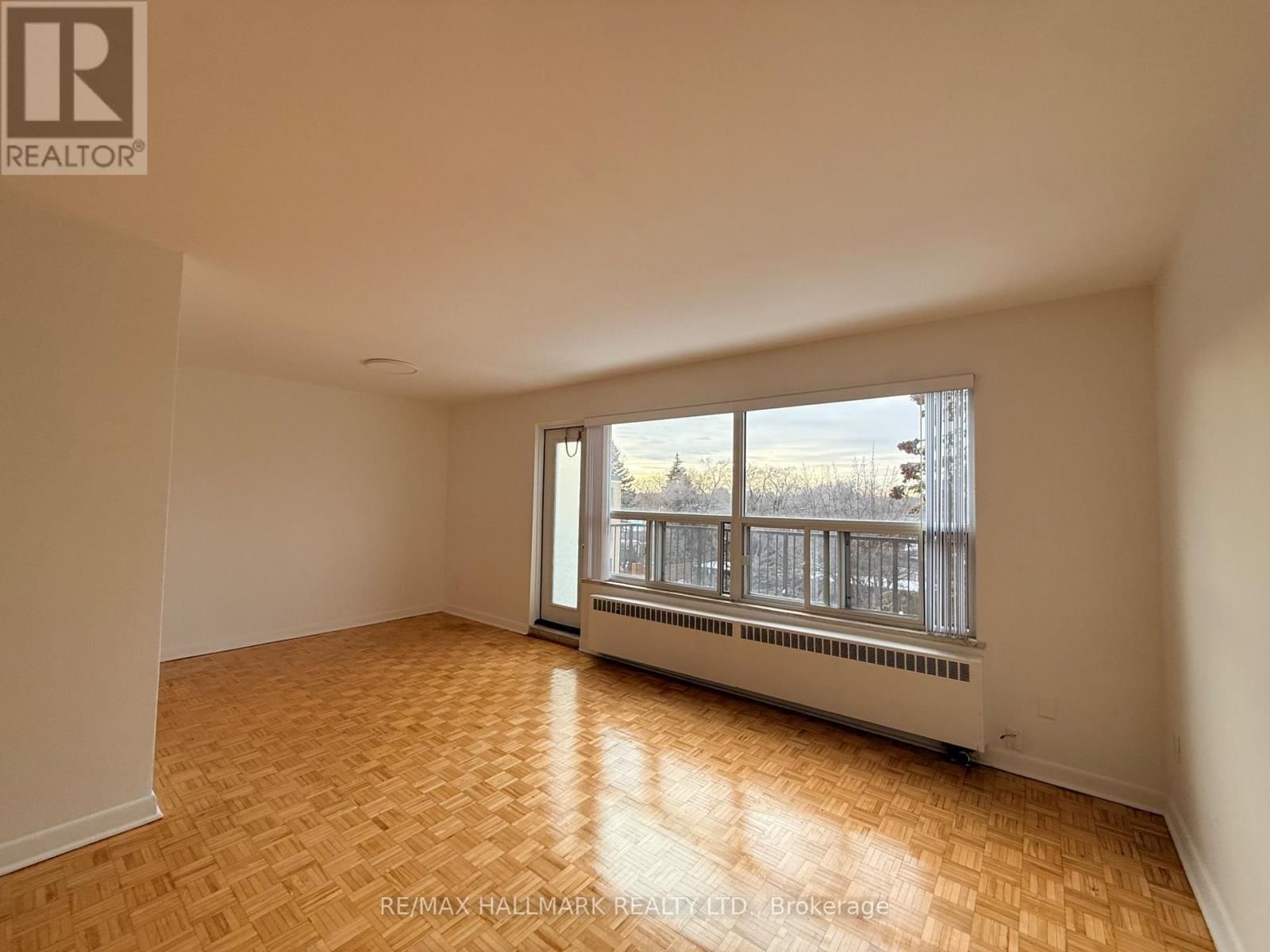 405 - 28 UPPER CANADA DRIVE Image 4