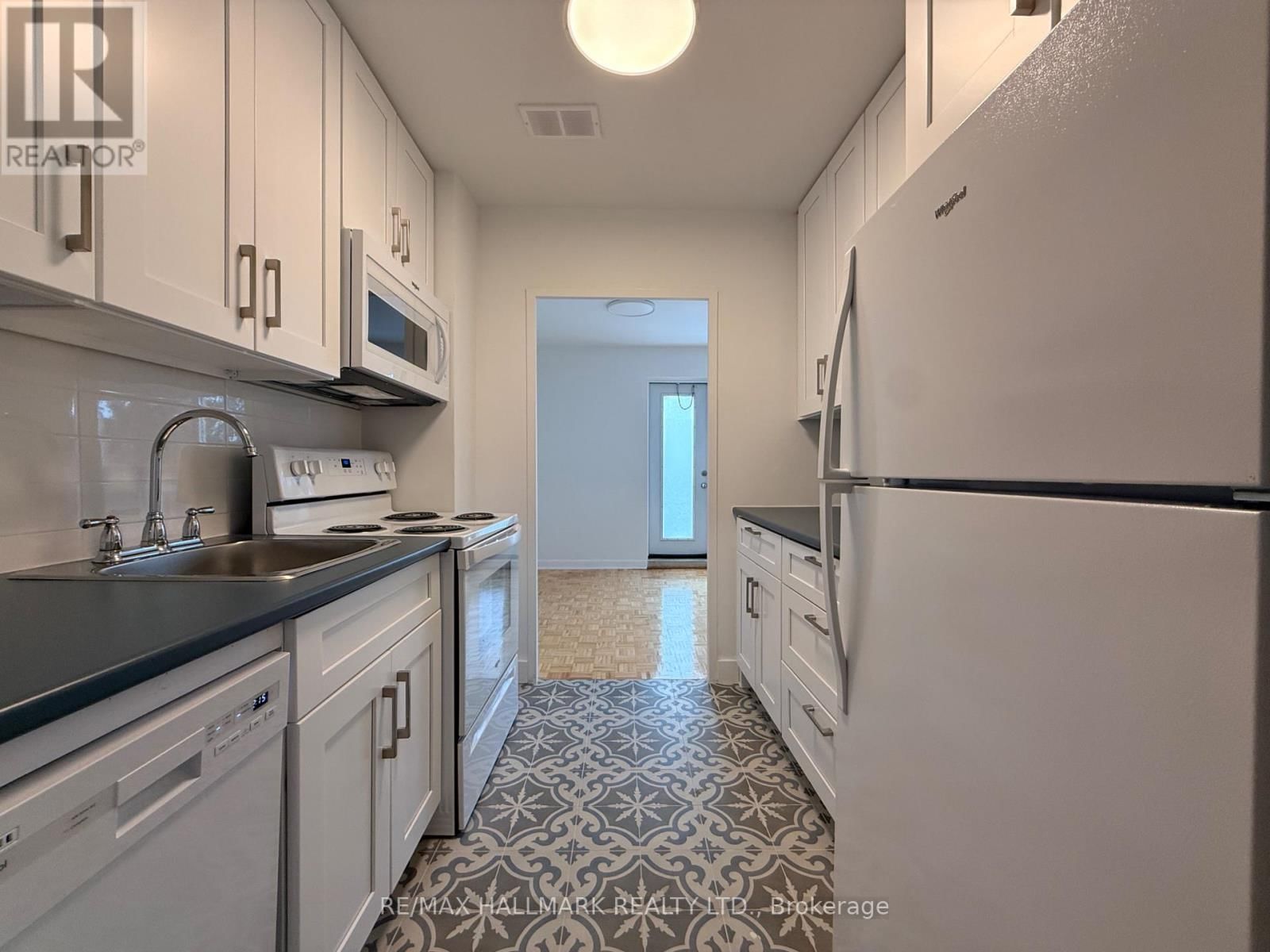 405 - 28 UPPER CANADA DRIVE Image 5