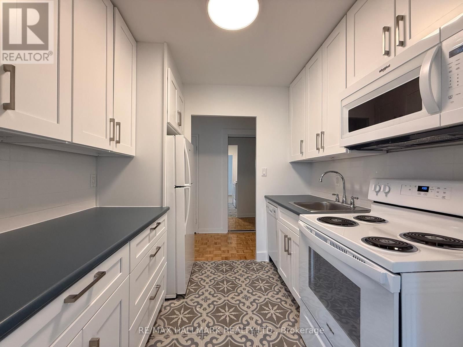 405 - 28 UPPER CANADA DRIVE Image 6