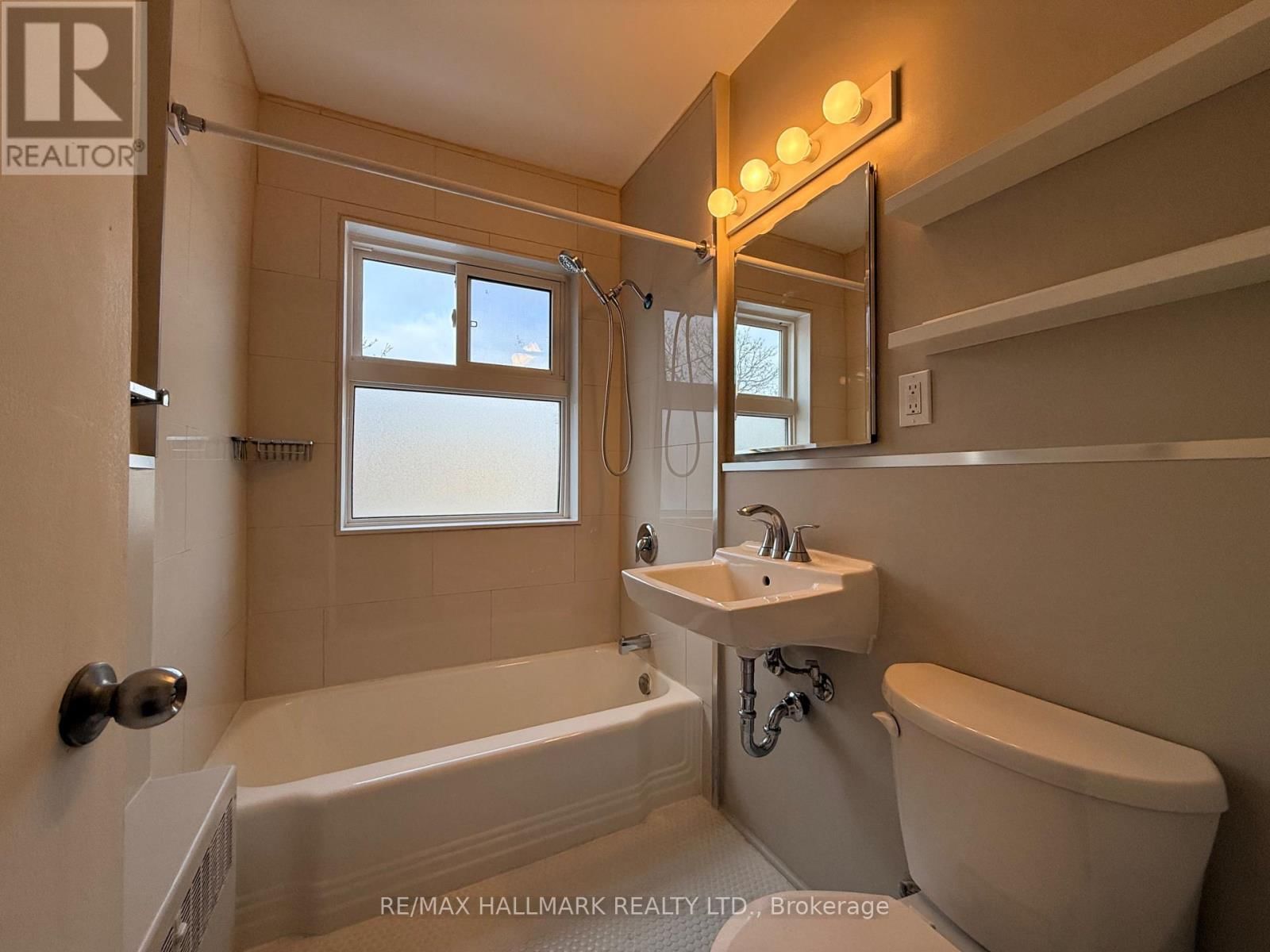 405 - 28 UPPER CANADA DRIVE Image 9