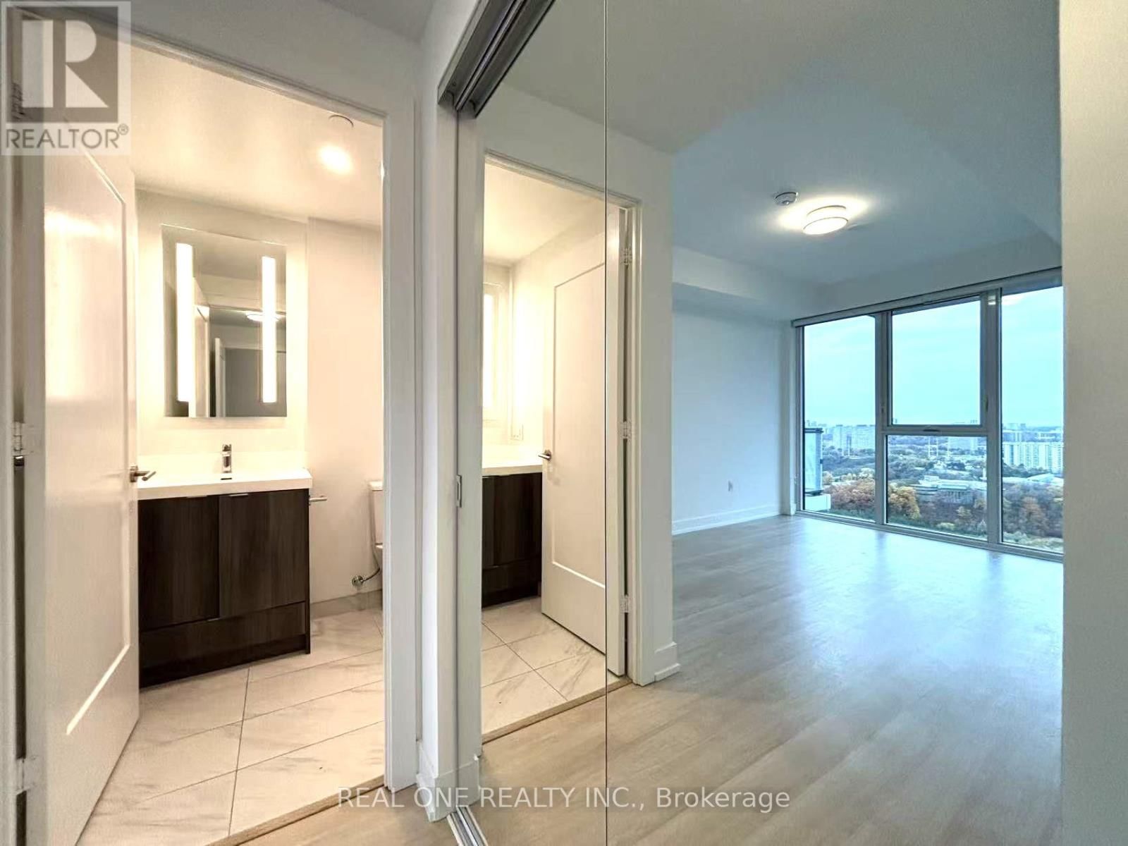 2704 - 30 INN ON THE PARK DRIVE Image 12