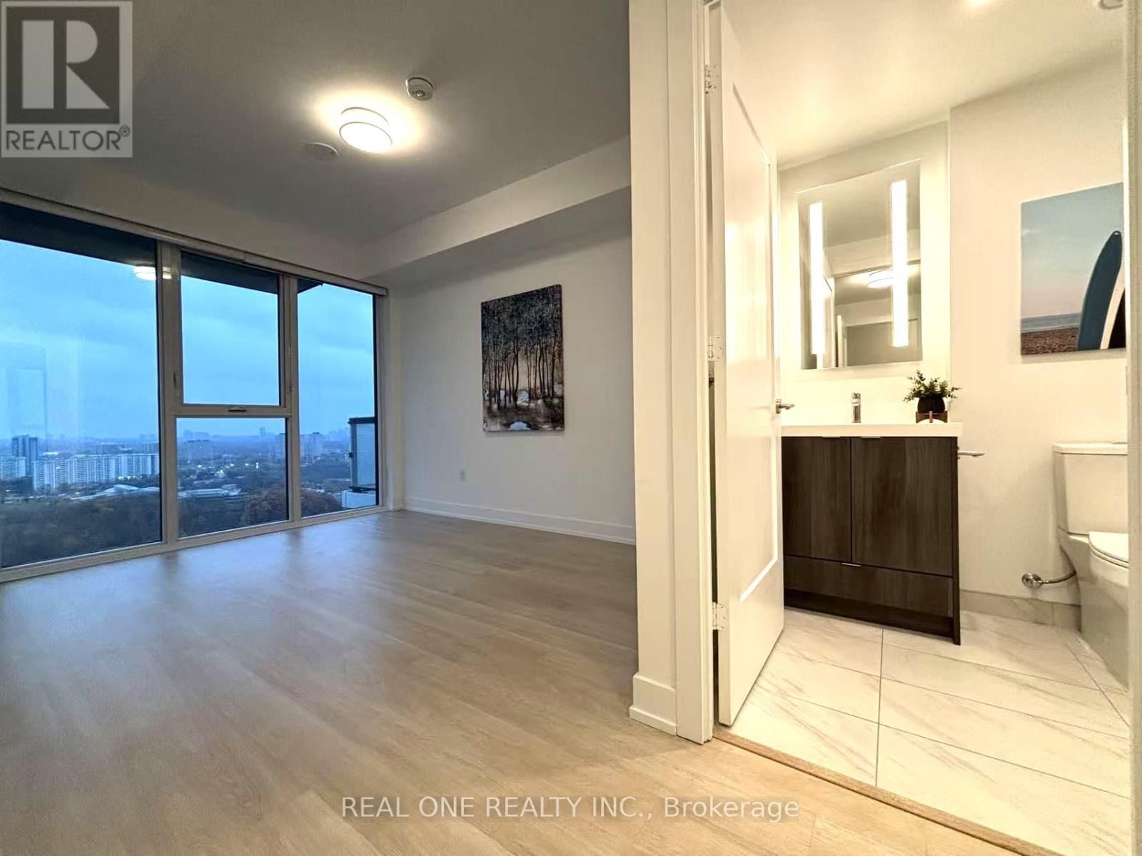 2704 - 30 INN ON THE PARK DRIVE Image 13