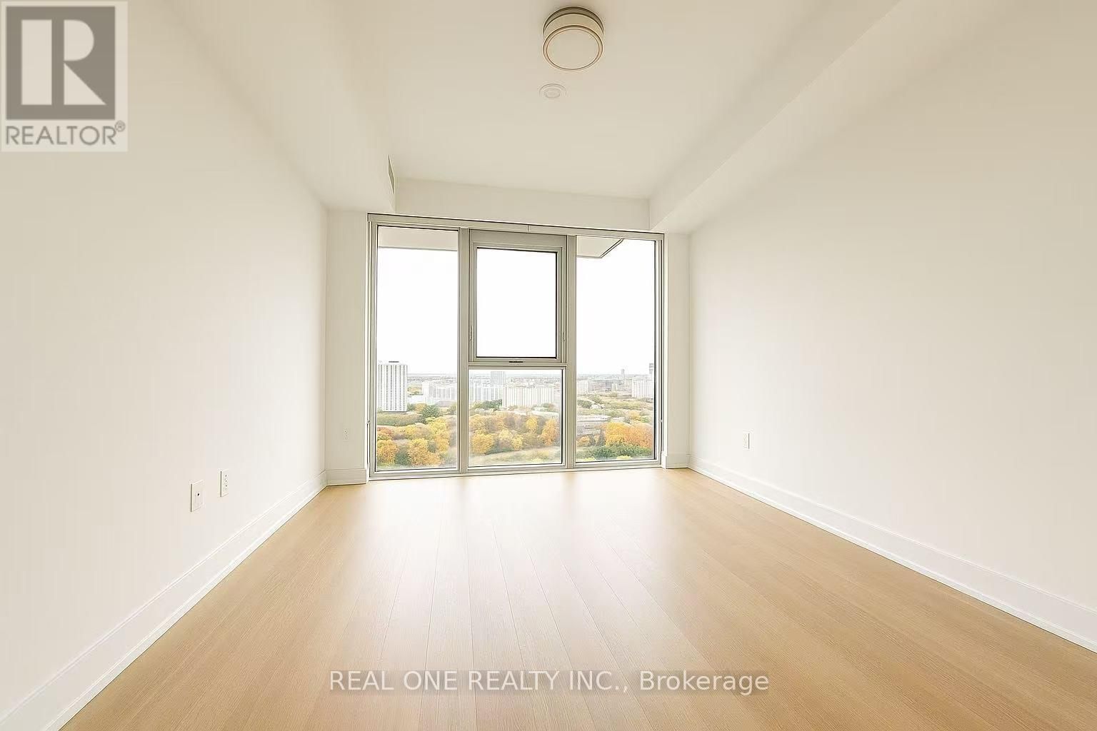 2704 - 30 INN ON THE PARK DRIVE Image 15