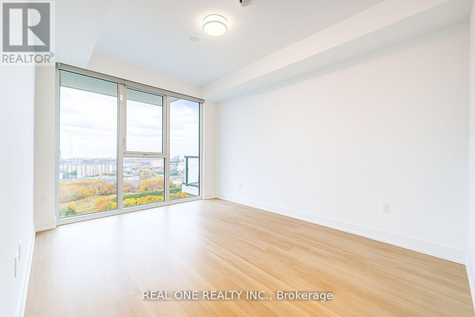 2704 - 30 INN ON THE PARK DRIVE Image 16