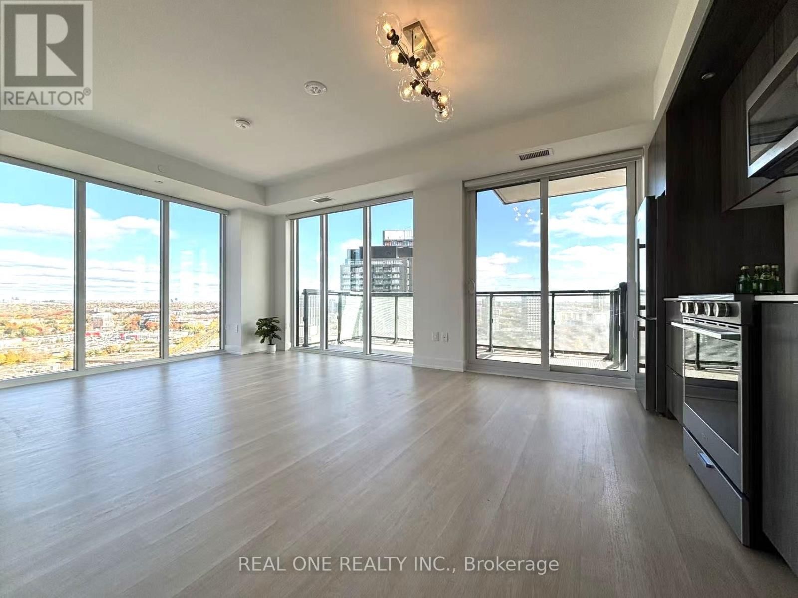 2704 - 30 INN ON THE PARK DRIVE Image 18