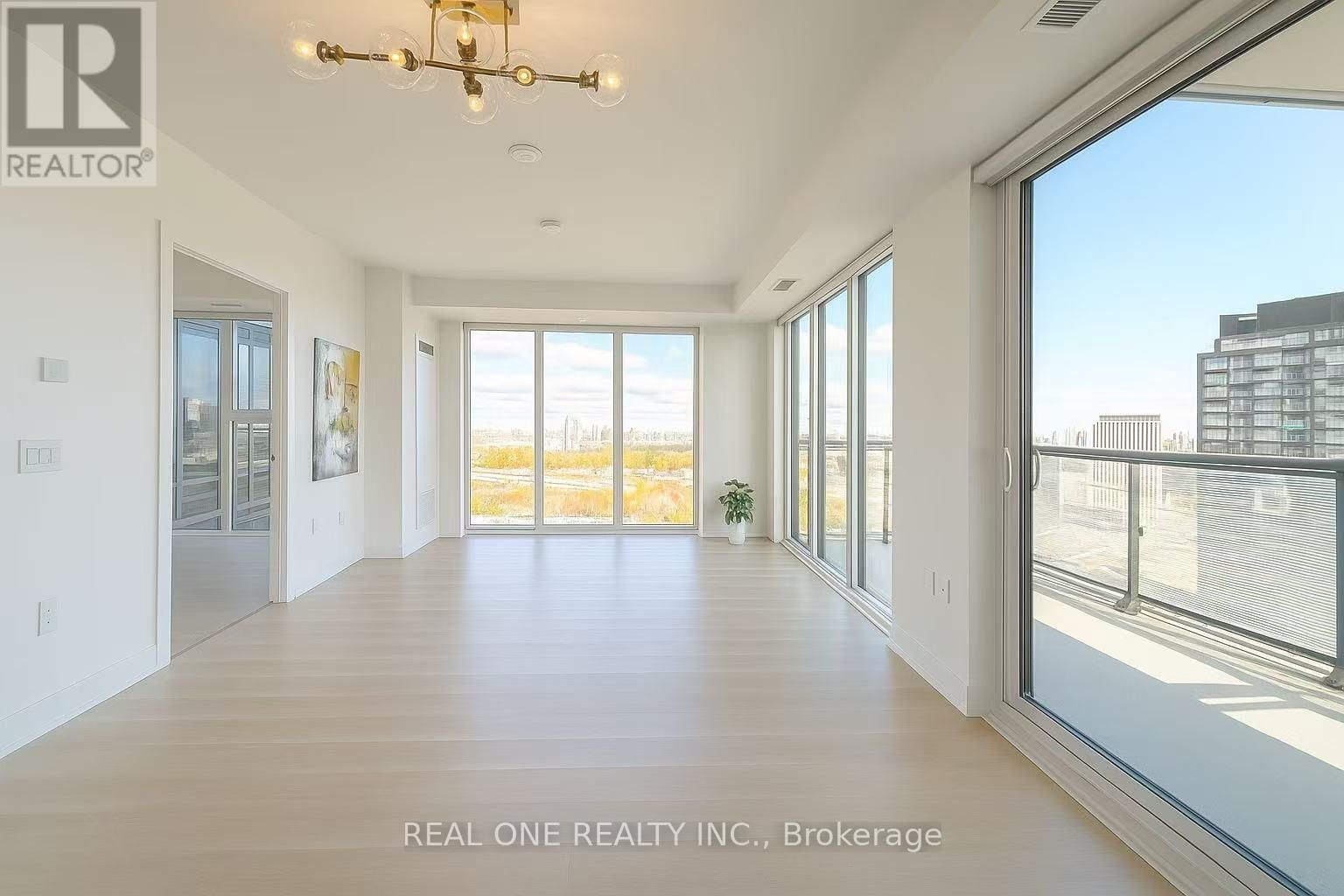 2704 - 30 INN ON THE PARK DRIVE Image 24