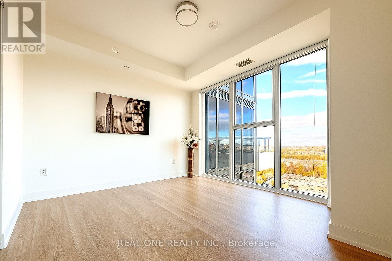 2704 - 30 INN ON THE PARK DRIVE Image 29