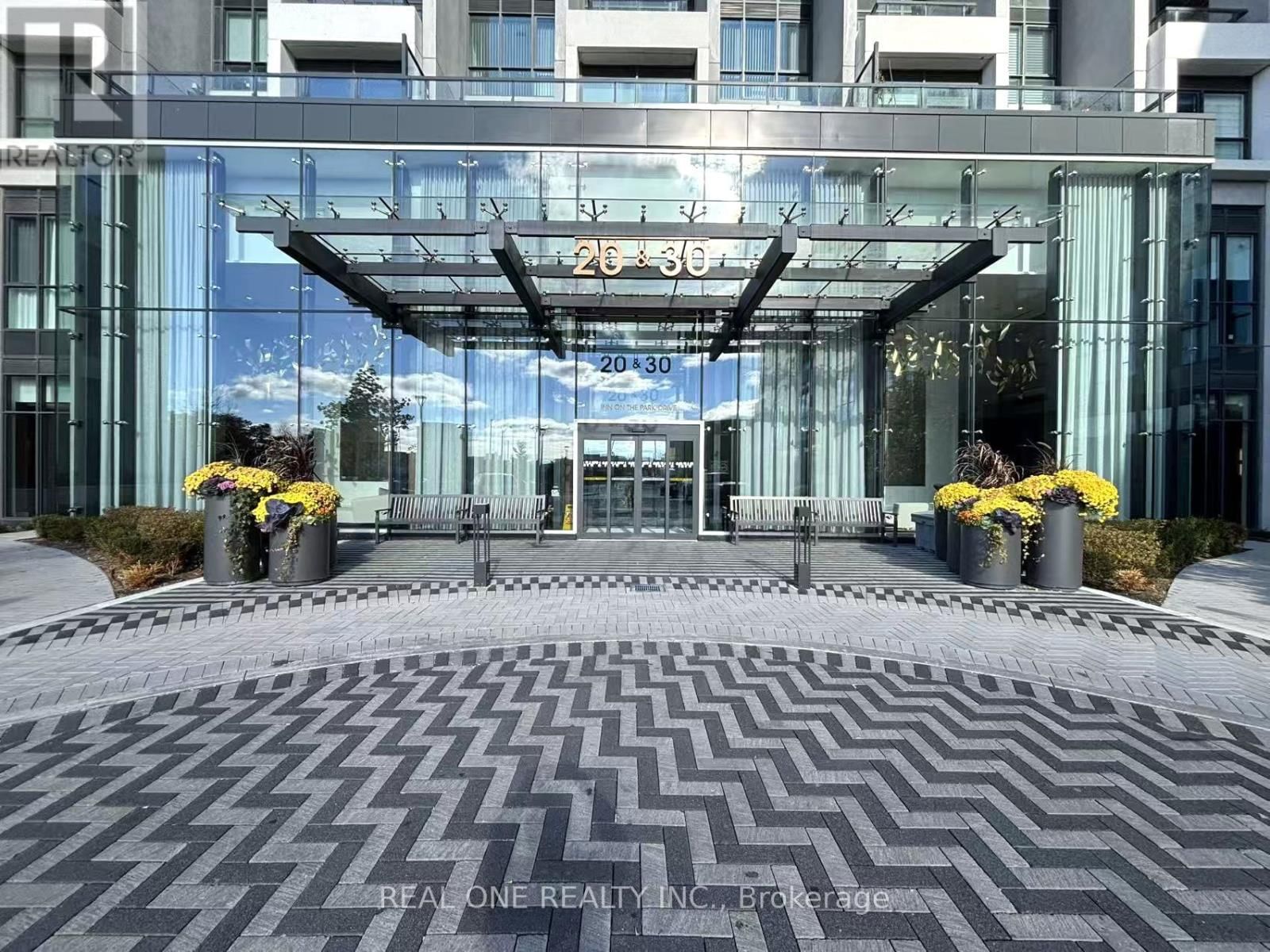 2704 - 30 INN ON THE PARK DRIVE Image 3