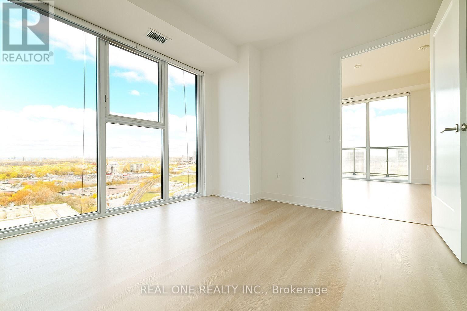 2704 - 30 INN ON THE PARK DRIVE Image 30