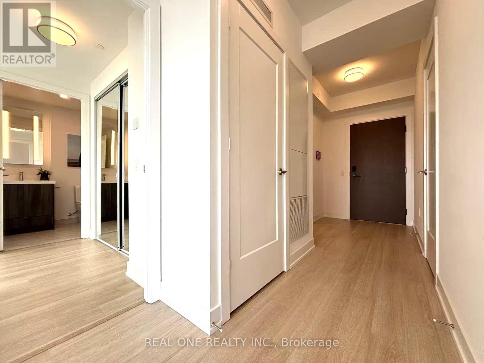 2704 - 30 INN ON THE PARK DRIVE Image 5