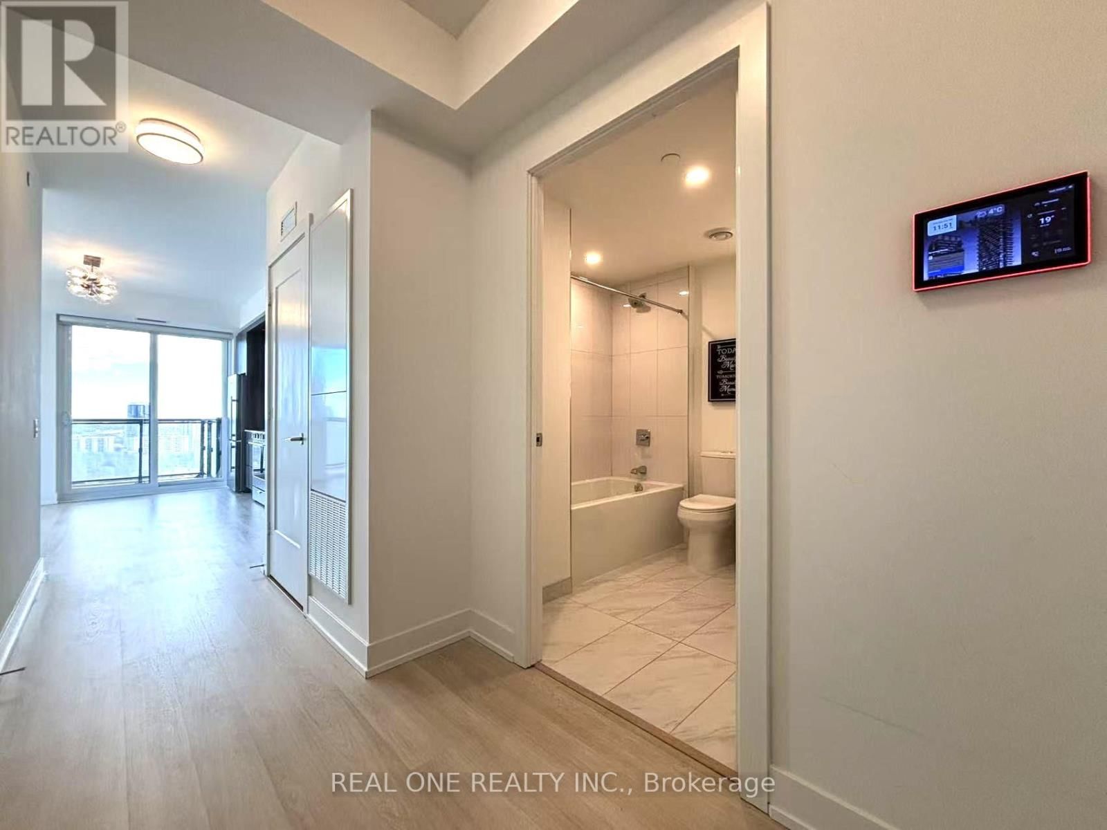 2704 - 30 INN ON THE PARK DRIVE Image 6