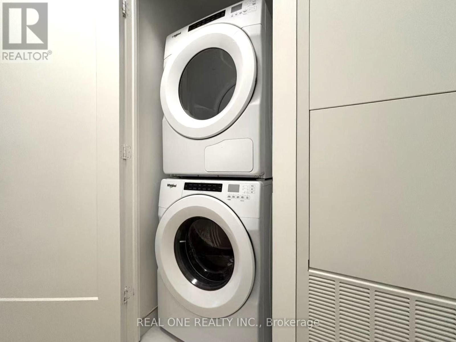 2704 - 30 INN ON THE PARK DRIVE Image 7