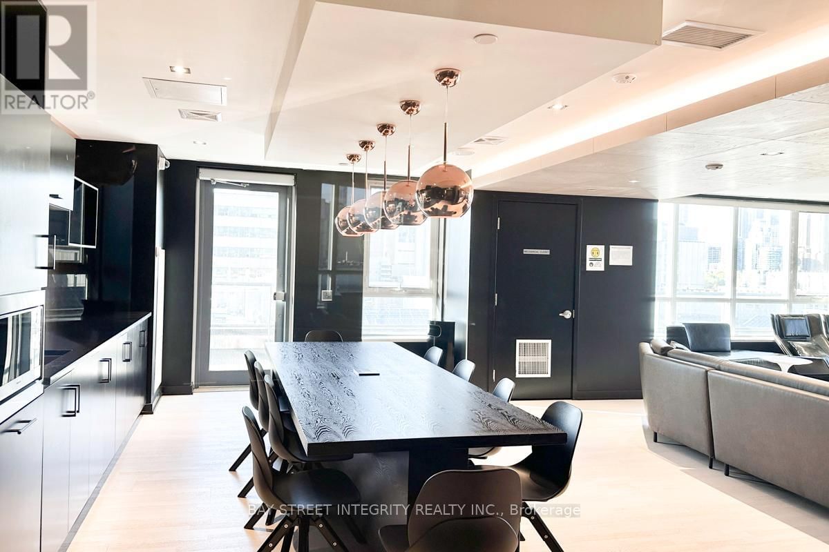 201 - 181 HURON STREET Image 18