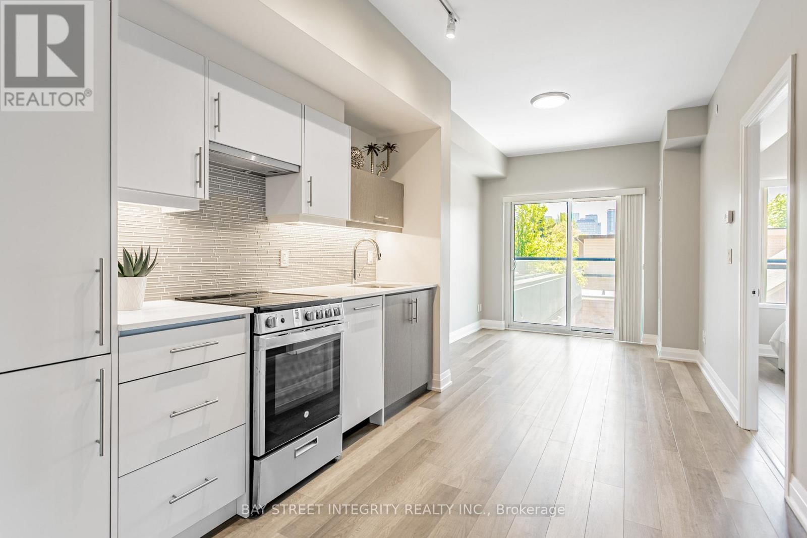 201 - 181 HURON STREET Image 8